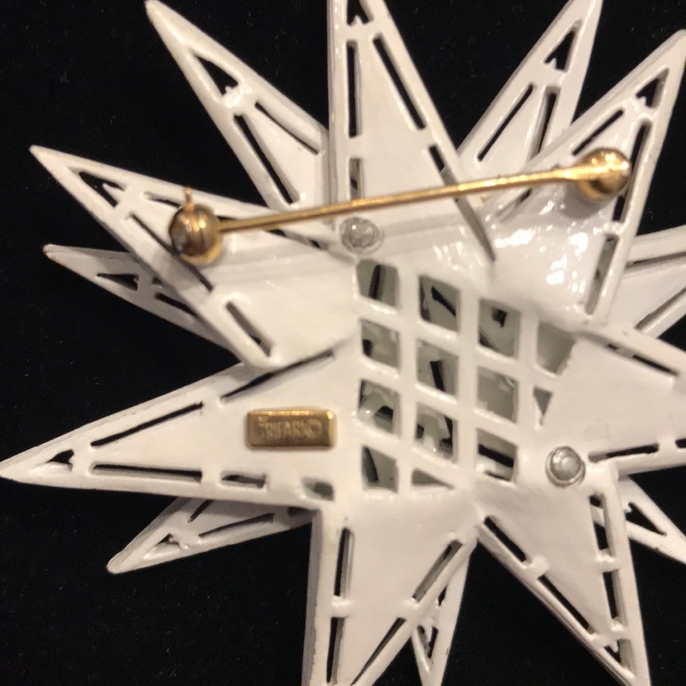 Starburst Enamel White Brooch Signed Trifari - Picture 3 of 4